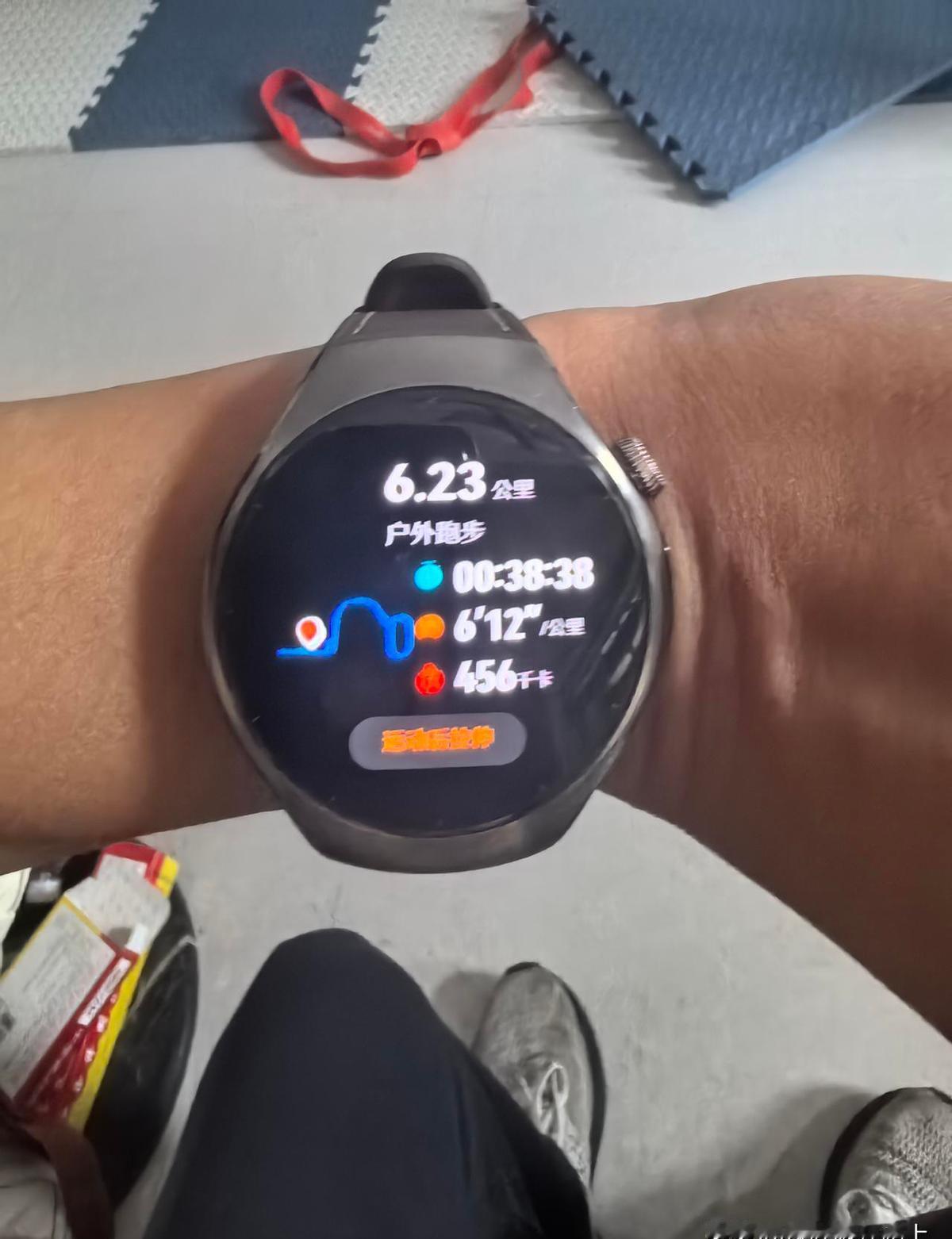 晨跑不是打卡，是跟自己较劲。腿沉的时候，世界还在睡，你却醒了。别人说你傻，不