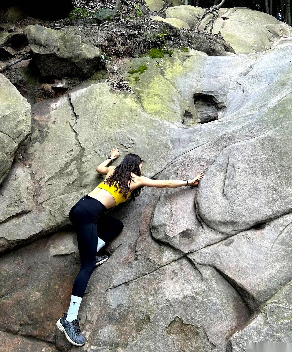 那个在朋友圈里穿着紧身骑行服、骑着几万块碳纤维公路车的93年女同事，又恢复单身了