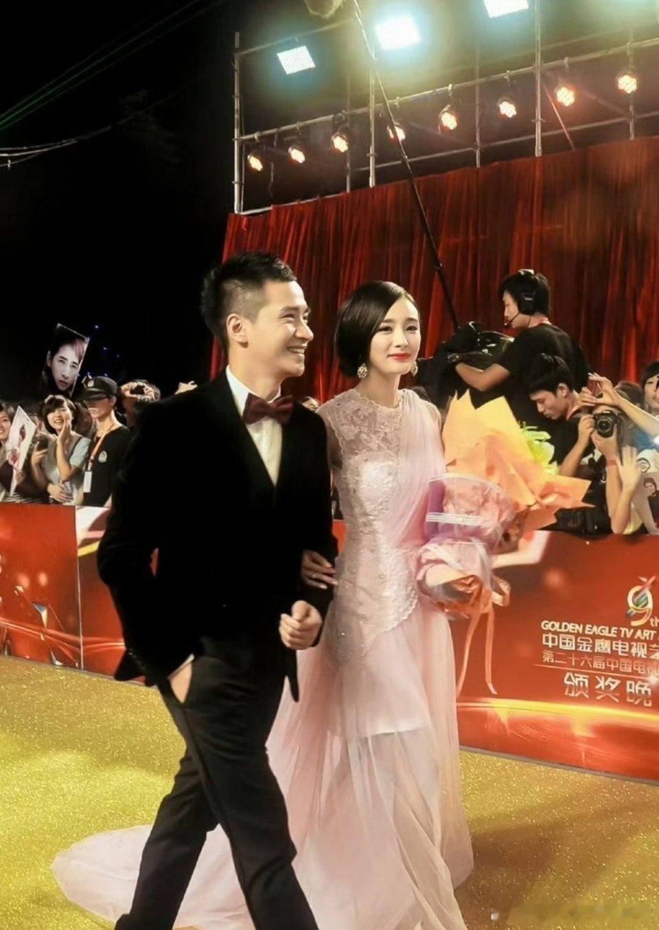 何晟铭以敢说敢做闻名，与杨幂互动却常被“反将一军”。记者采访中，何晟铭夸杨幂有灵