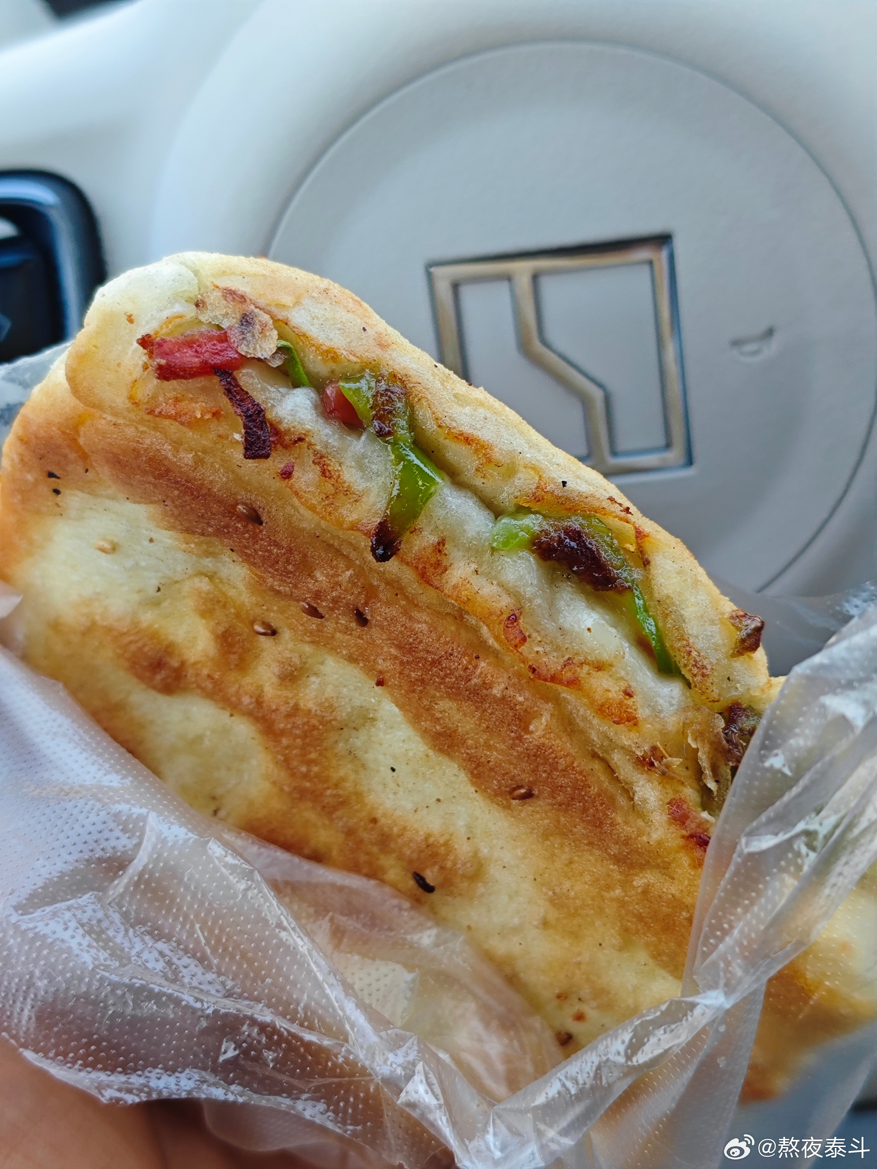 路过一个大建筑工地旁的城中村早餐店，惊讶的发现这个夹了一些青椒和火腿肠粒的烤饼只