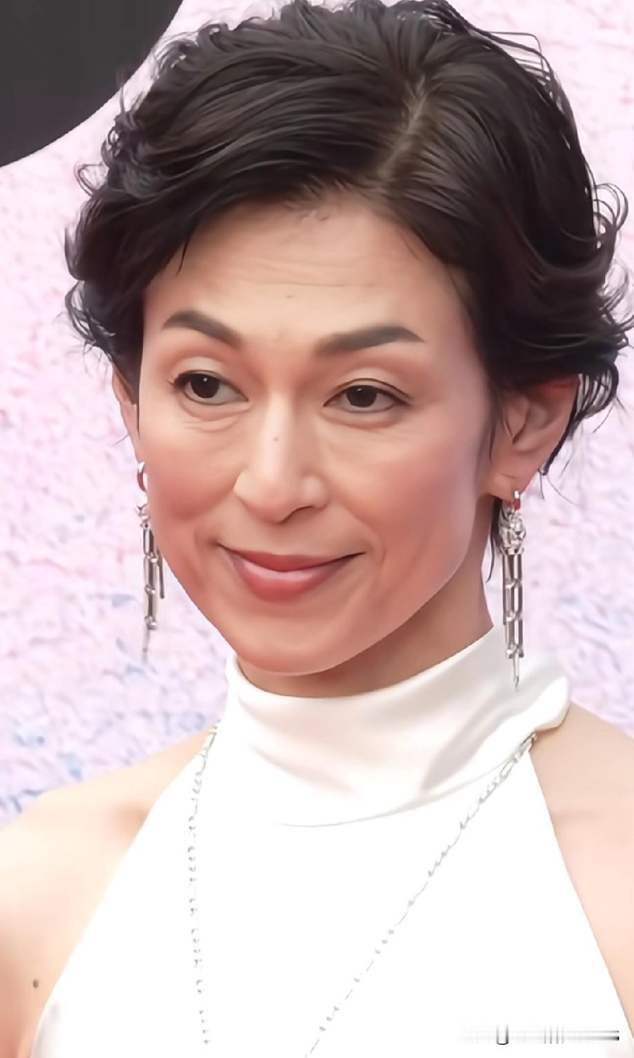 看到59岁的铃木保奈美真是被惊艳到了自然老去的她优雅从容里还是我们最爱的莉