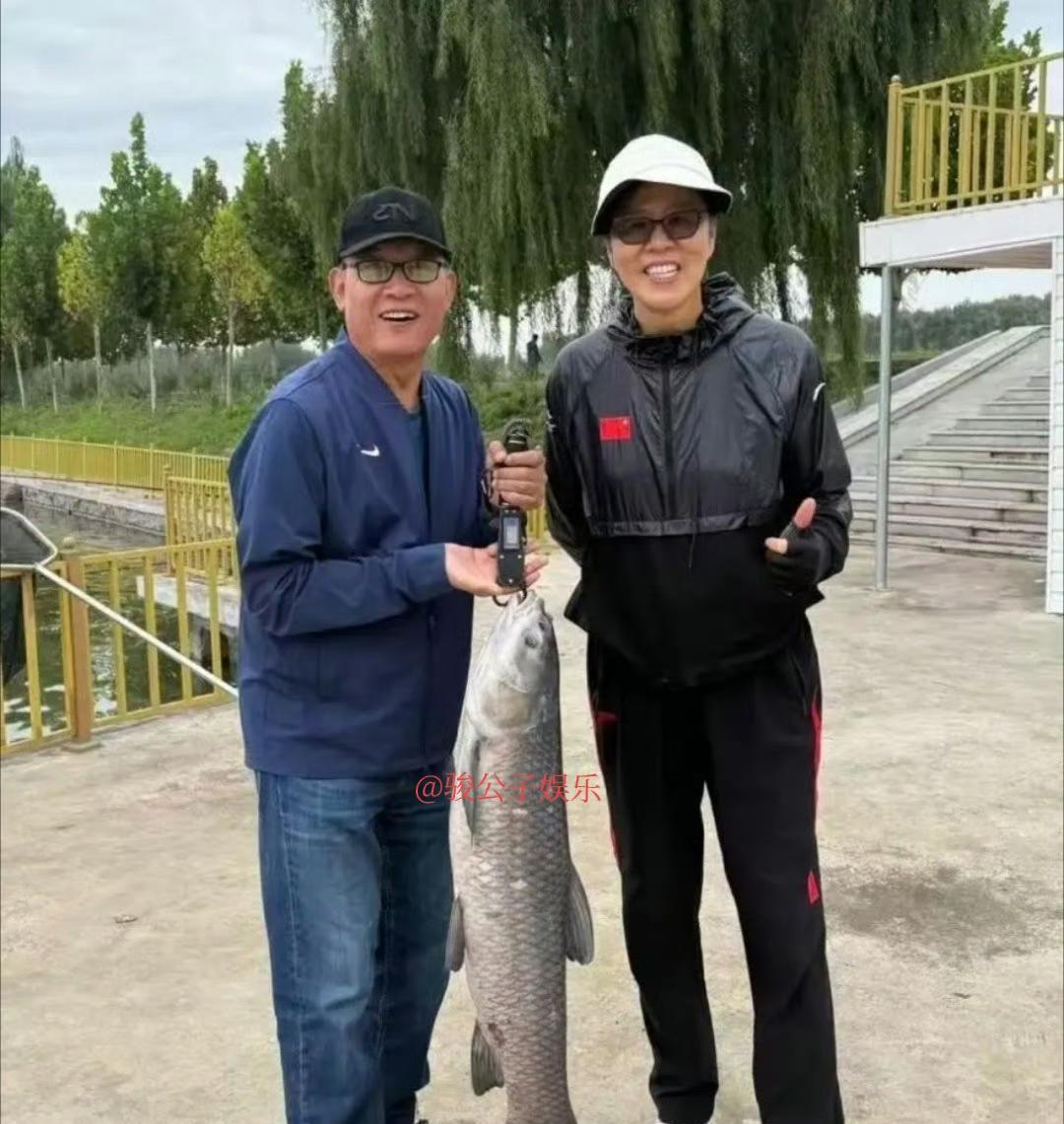 64岁的郎平与74岁的丈夫近日在北京一同享受垂钓之乐，收获颇丰——两人合力钓上了
