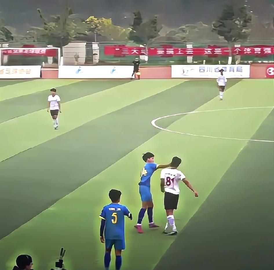 四川的一场足球赛太离谱了，今天宜宾队与自贡队的足球比赛，在下半场比赛快结束的时候