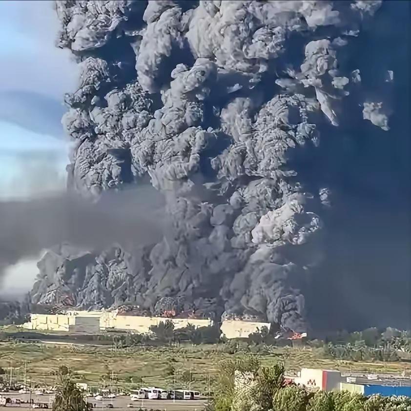 深圳和义乌的老板们天天盼着旺季爆单赚大钱，谁料等来的竟是一架致命的乌克兰无人机！