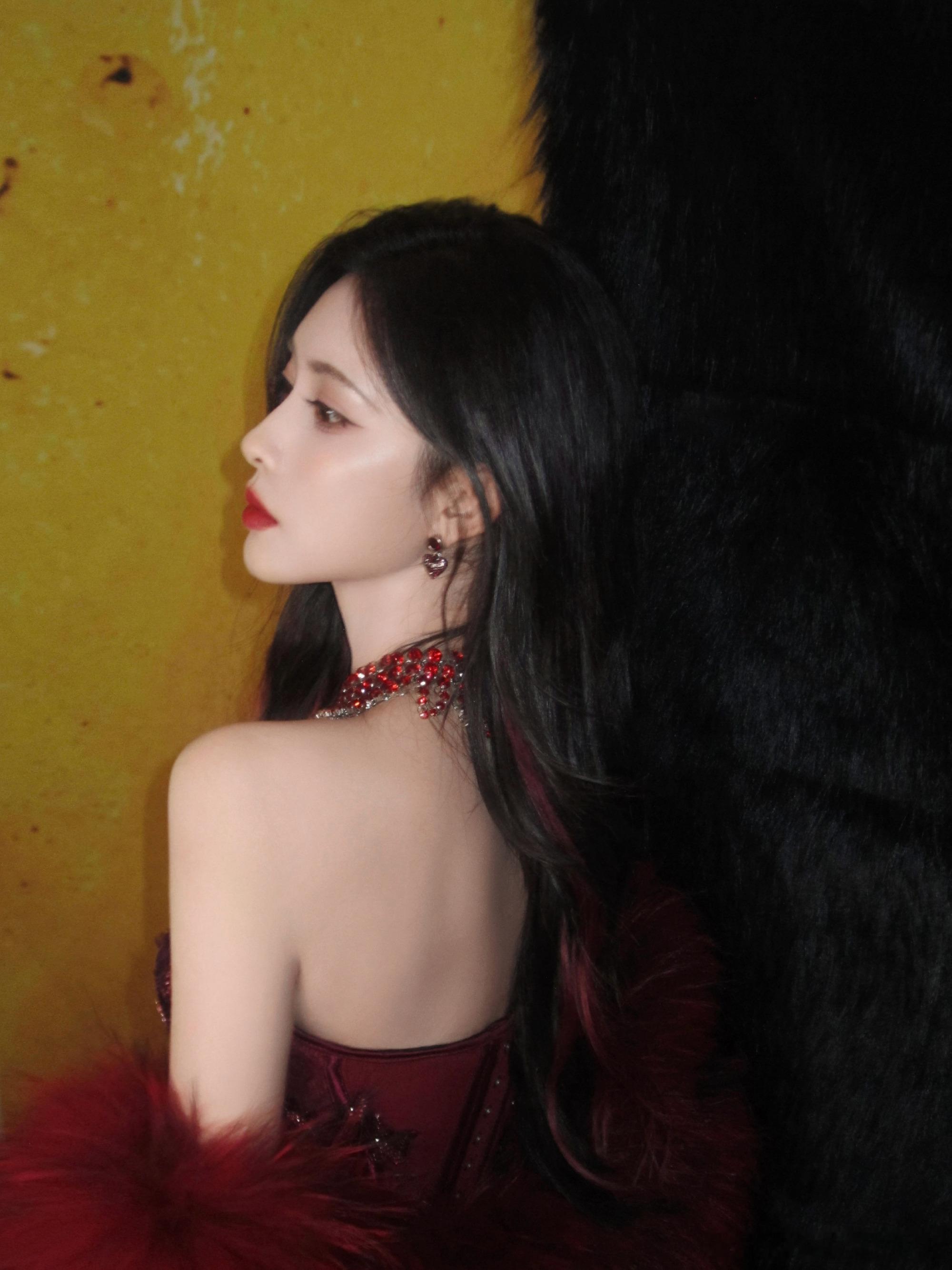 1.孟子义私下里嘴没个把门的，脑子直，心里想啥就说啥。2.白鹿为了二登春晚练唱，