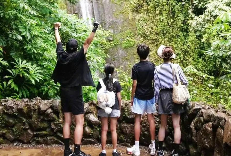邓超孙俪带孩子爬山徒步，一家四口简直太美好了！等等已经长成帅小伙儿了，看这大长腿