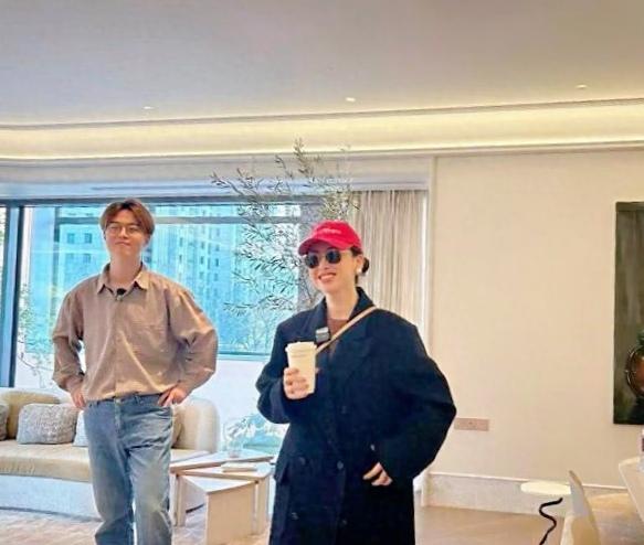 朱珠这状态，41岁像21岁！刷到朱珠在朝阳看房的图，一身时髦穿搭，腰细腿长