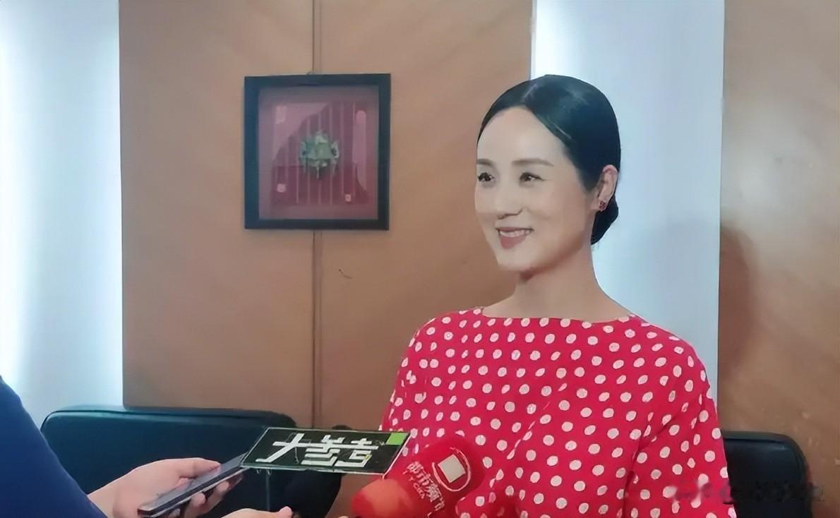 她现在很少上电视了，但活得更踏实了。47岁的哈辉，早不像以前那样拼命唱歌挣钱，也