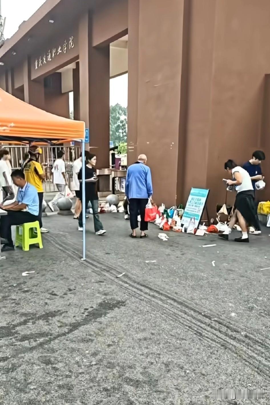 大爷看大家都在拿，发现每个人来这都是看几眼就直接拿走了，看了一会决定也拿一份哈哈