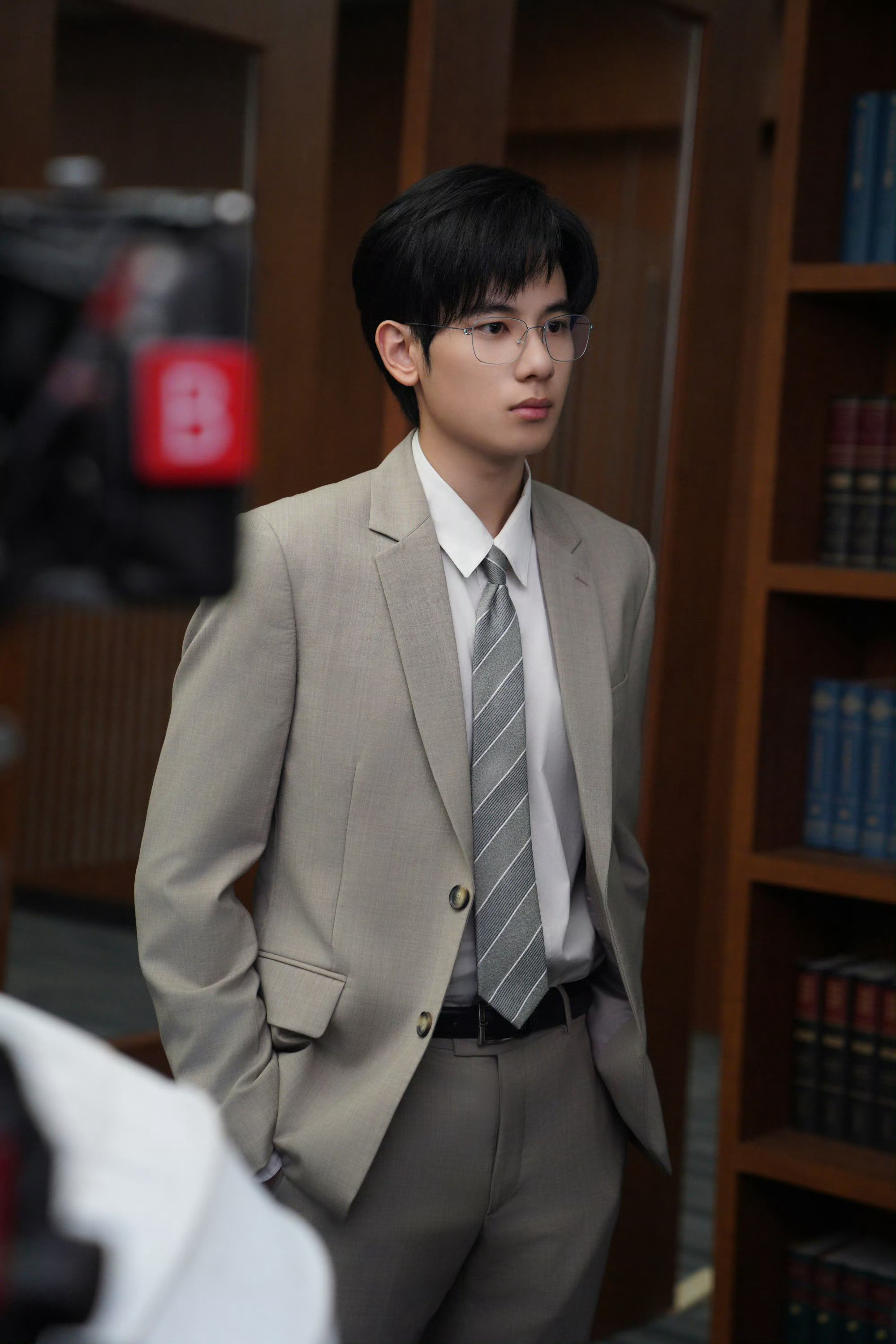 胡先煦二十一世纪的性感是大脑江晨一推眼镜，我就知道这案子稳了💼游刃有余的专业