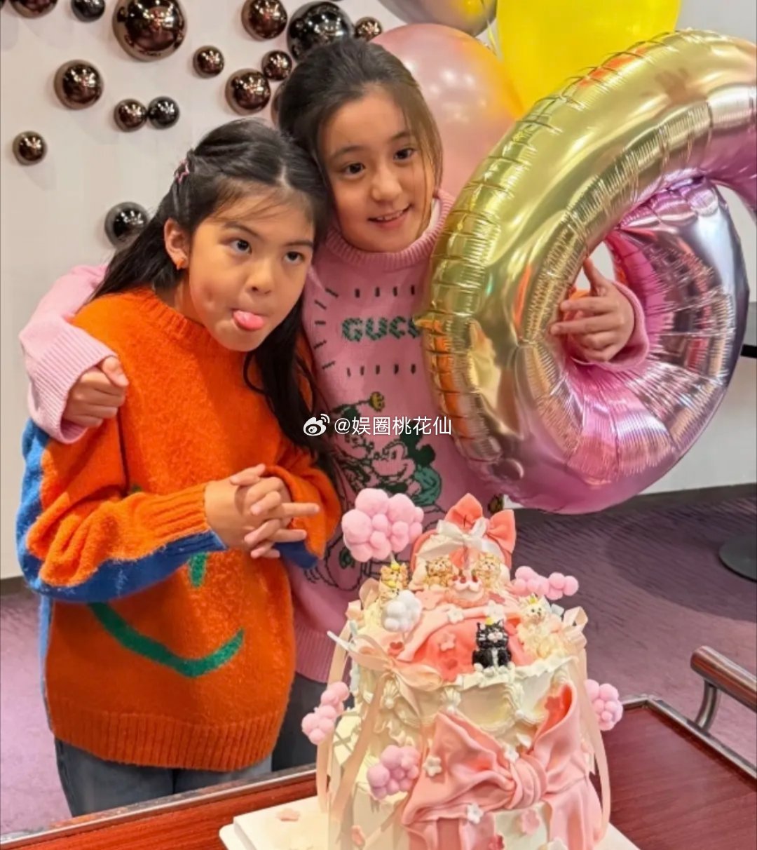 贾静雯的大女儿梧桐妹回家，给妹妹波妞庆祝9岁生日。她戴着唇环，造型特别时尚。咘咘