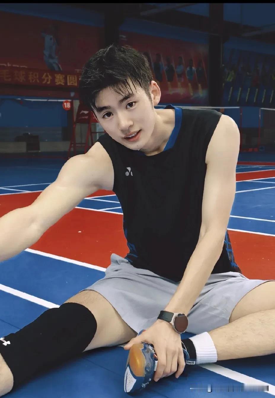 小哥哥是一位非常优秀的羽毛球🏸运动员。阳光帅气逼人，亲和力满满，他的皮肤白皙