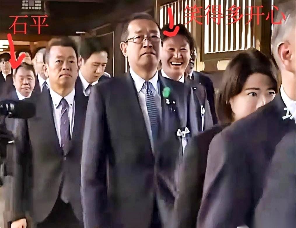 126个穿着黑西装的人，今天扎堆出现在那个臭名昭著的“神厕”门口。现场没有任何