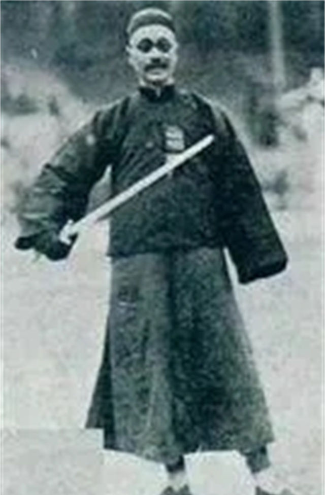 1922年，武当丹派剑术第九代传承人宋唯一坐在武馆中，做出了一个非常需要勇气的决
