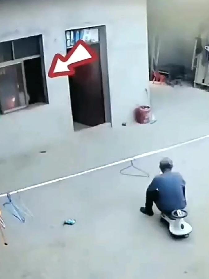 孩子在屋内玩起了火，屋外的爷爷全然不知，火势越来越大，这时屋内的孩子吓的跑了出来