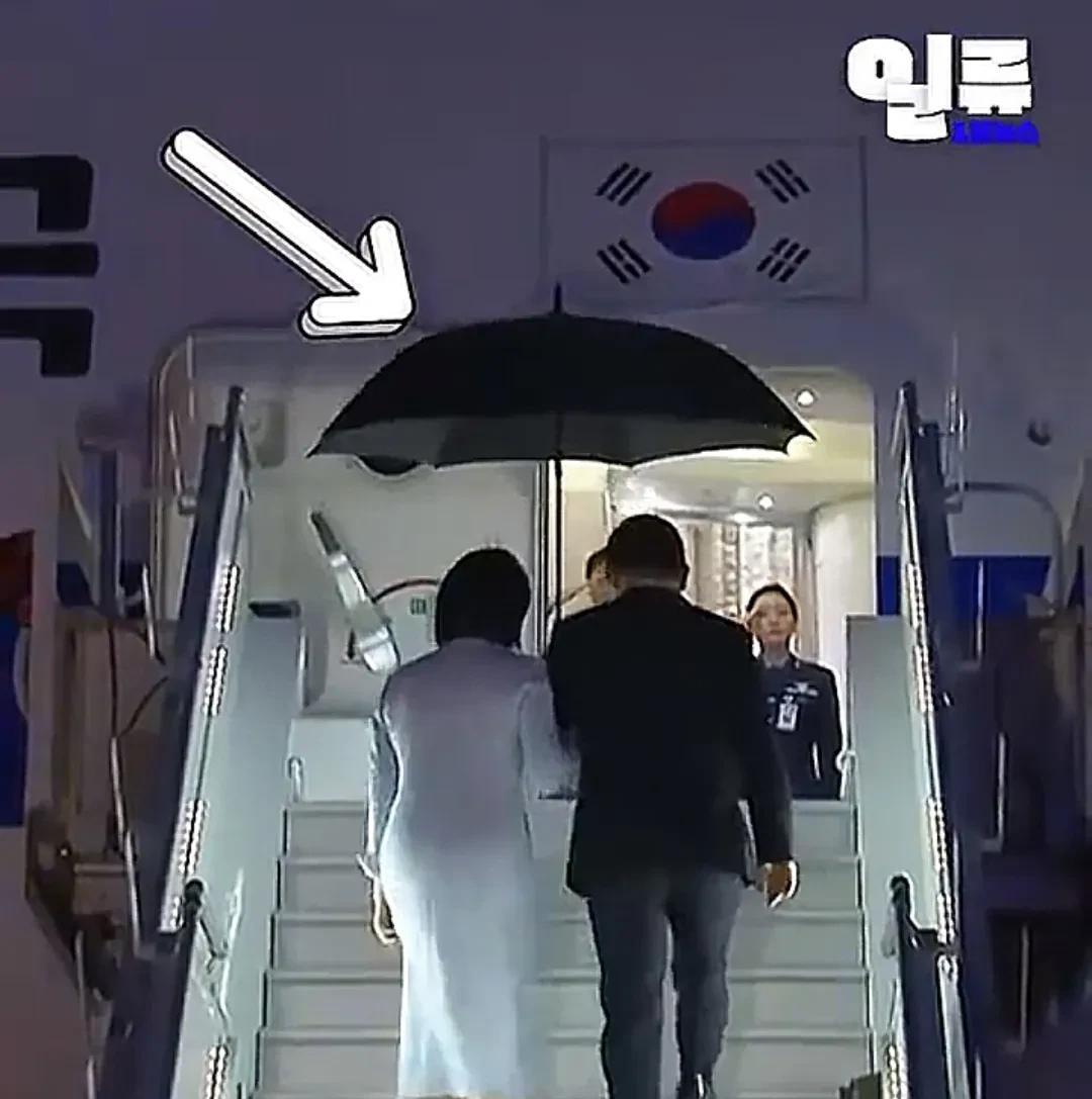 第一次出国参加峰会，韩国网友拿李在明夫妇和尹锡悦夫妇对比，尹锡悦又输一局。尹锡
