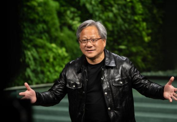 迟迟等不到中方审批，英伟达输大了！在黄仁勋眼里，只要特朗普点头放行，H200芯