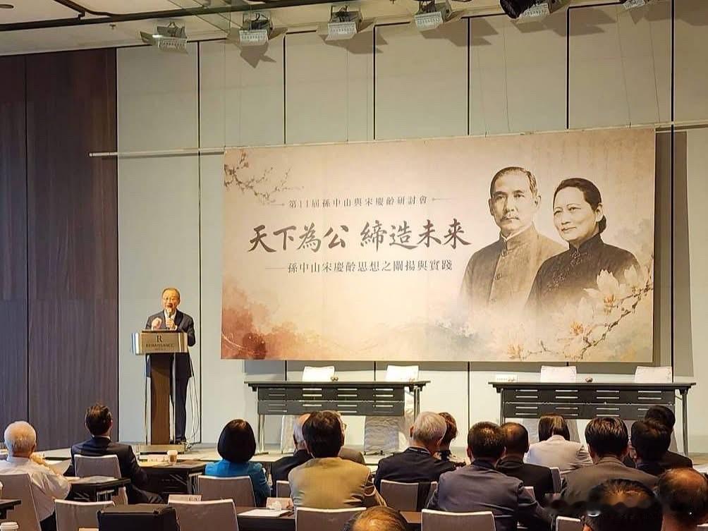 国民党前主席吴伯雄之子、前桃园县长吴志扬今（24日）在社媒发文表示，今天我和父亲