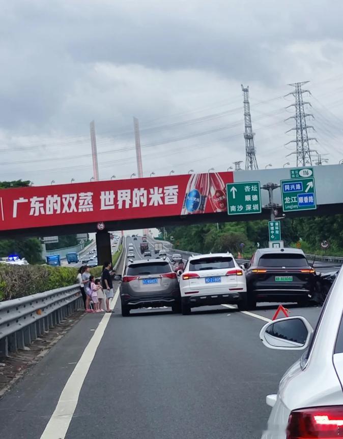 开车这么久，第一次见如此阵仗，天才，路政来了封紧急车道，等了五分钟都挪走通车了，