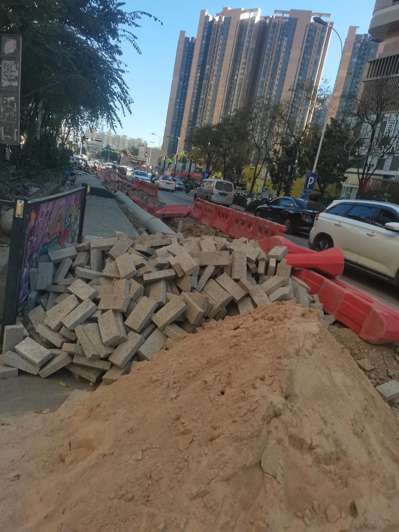 官渡区海乐世界门口这一条永中路近期正在进行升级改造中。这条路虽然不是很宽，也