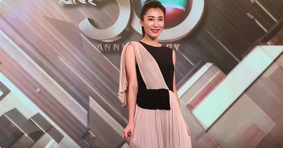 曾是公认古装女神，巅峰时嫁百亿富豪，如今54岁定居美国儿女双全
