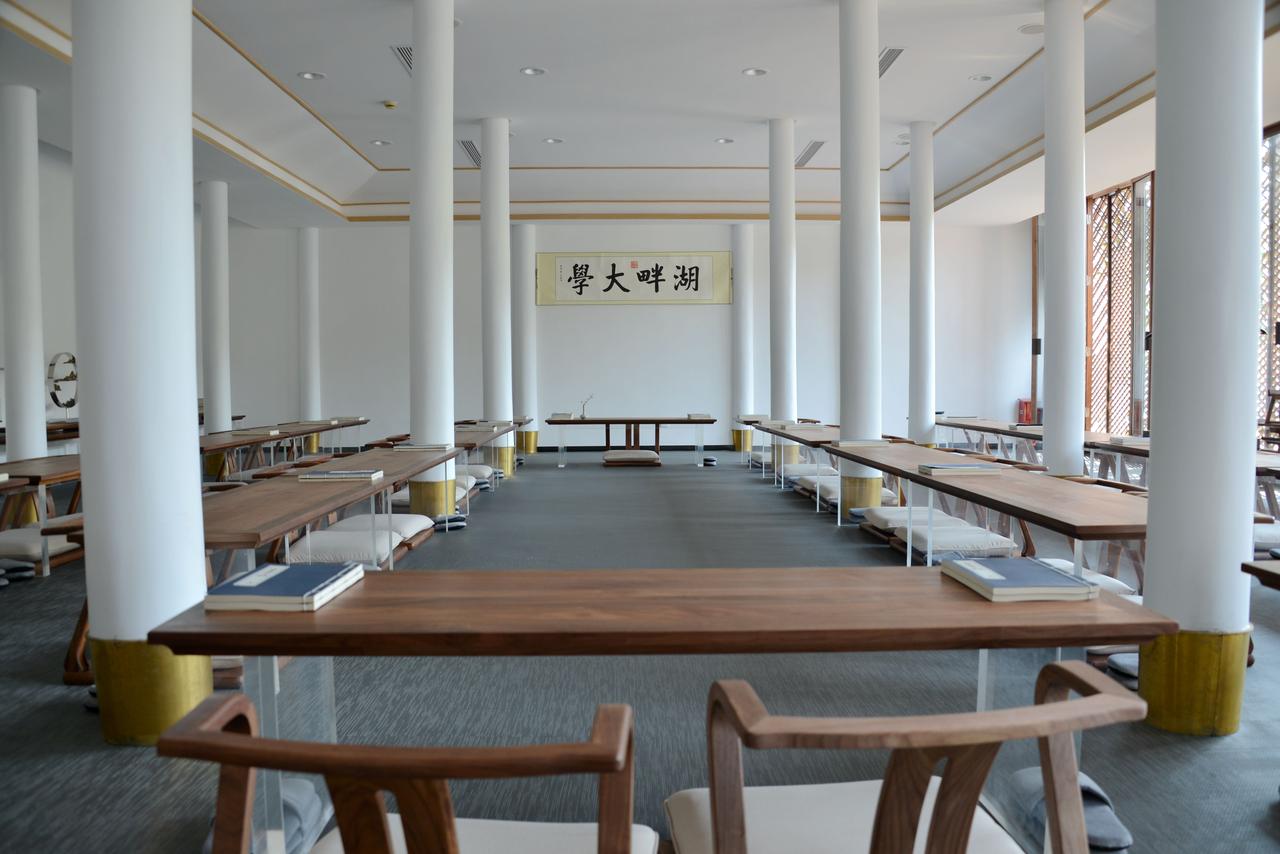 在我看来，阿里对“湖畔大学”和本地生活战略的重启，体现了其在人才战略和业务战略上