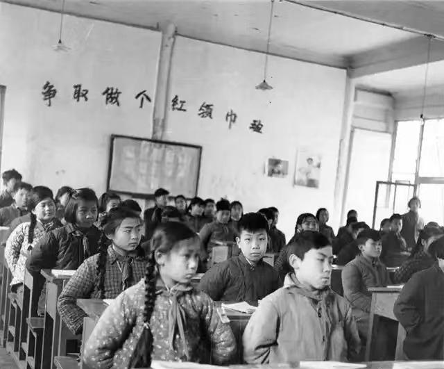 毛主席时代，民生问题基本上已经完善了，子女上学花极少的钱，没有钱也能上，全国扫盲