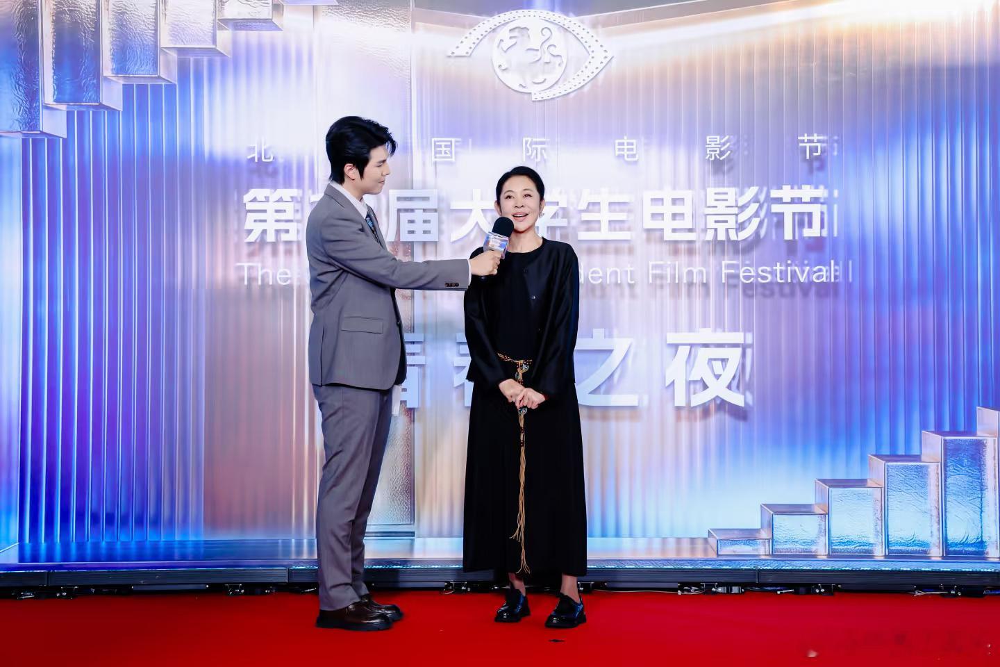 大影节主持人说肖战包帅的，还透露自己身高188cm，当天穿的厚底鞋，肖战薄底低跟