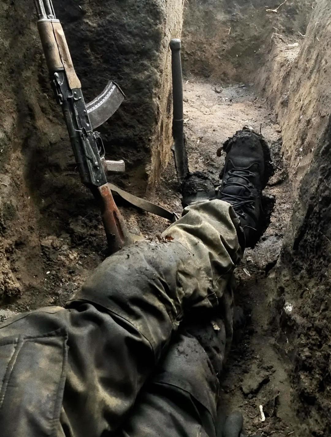 这张照片是由俄乌冲突中一位在波克罗夫斯克前线的士兵所拍摄，他配文到我不...