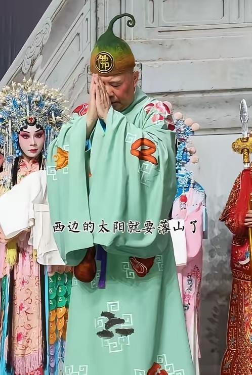 郭德纲被举报，迅速登上热搜！郭德纲在7月份在武汉演出时，临时篡改红歌《弹起我