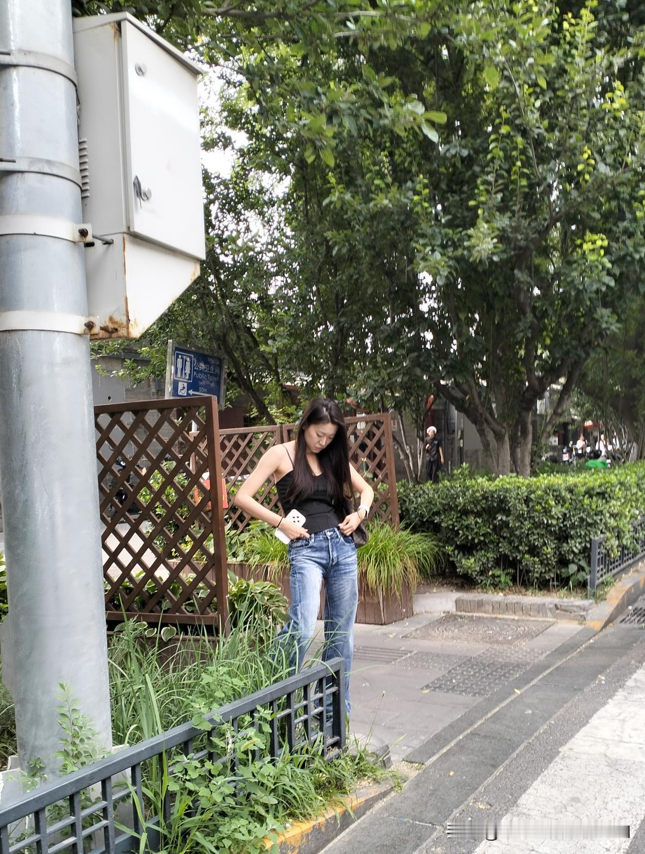 路边的女生