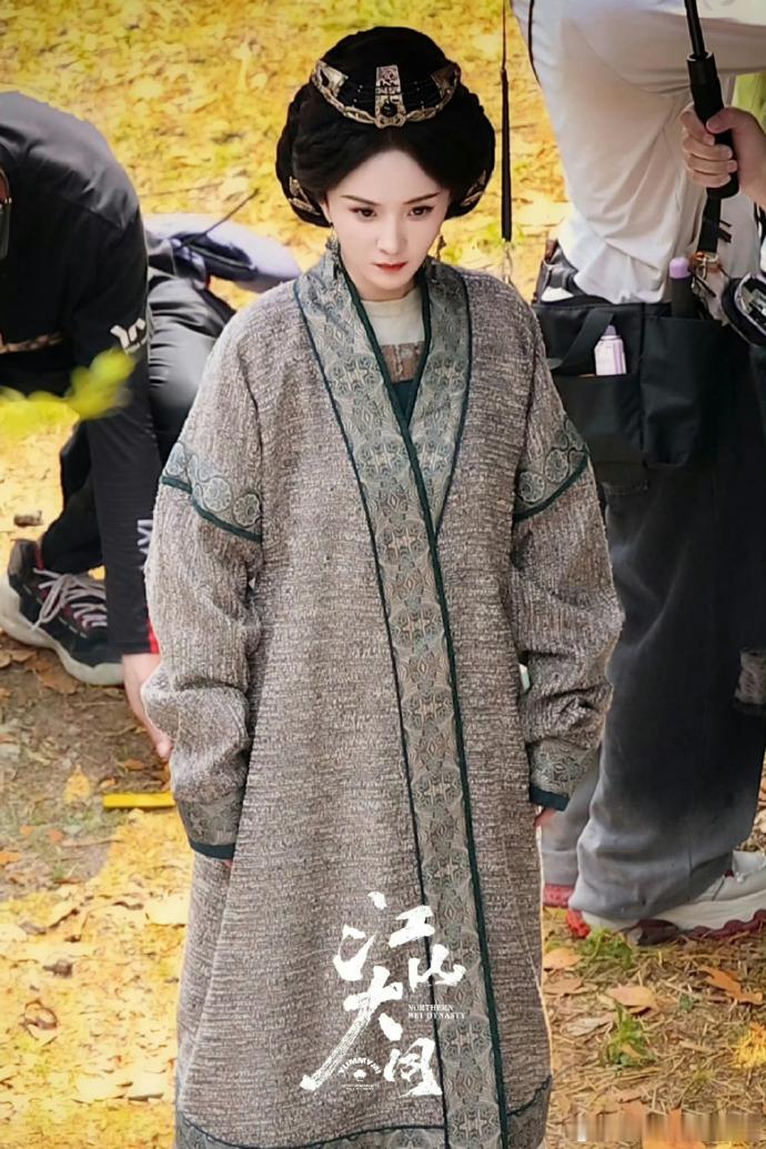 杨幂冯湮儿太后版妆造、杨幂冯湮儿不怒自威不用刻意狠厉，只靠神态就透出威严，杨幂