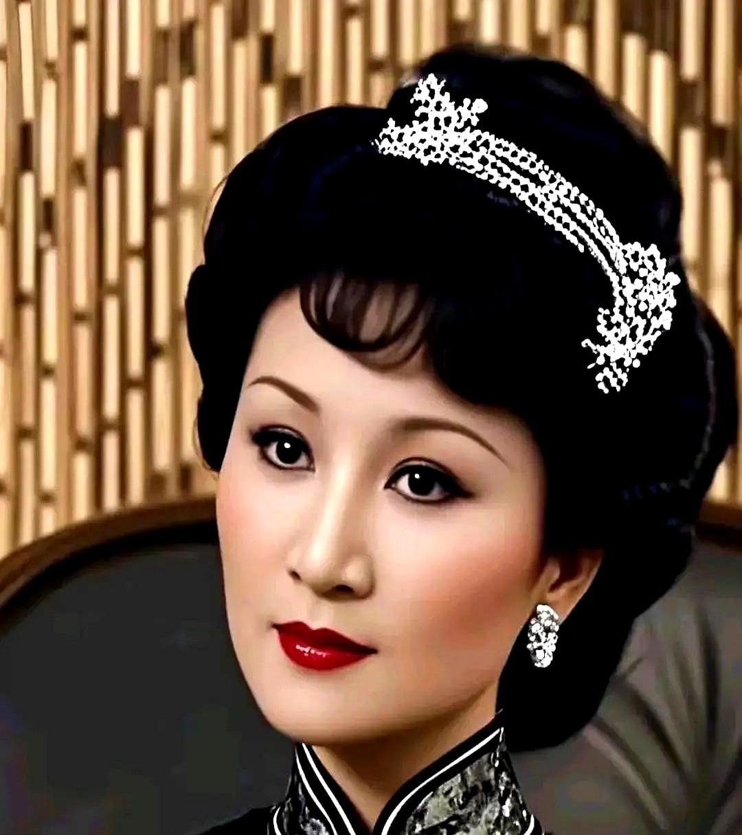 1995年，狄波拉和谢贤办完离婚。她带着200万嫁妆嫁给谢贤，又一个人扛下他1