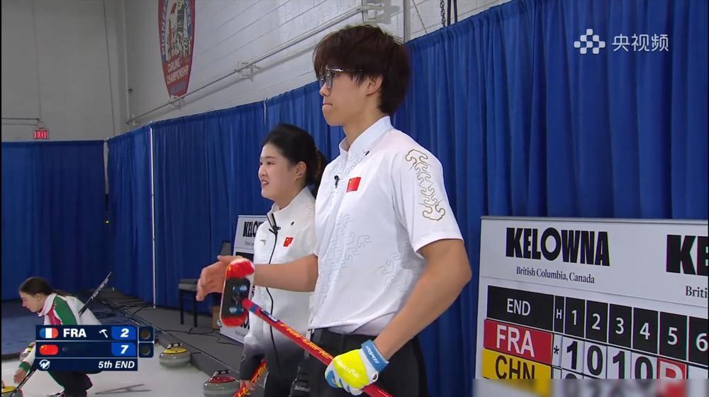 混双冰壶落选赛中国12-4大胜法国队收获两连胜！北京时间12月15日冰壶落选