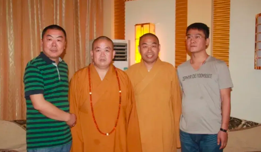 李敖十年前就释永信做过点评，他说一个修行高的人，脸上应该是慈眉善目，绝对不会有凶光
