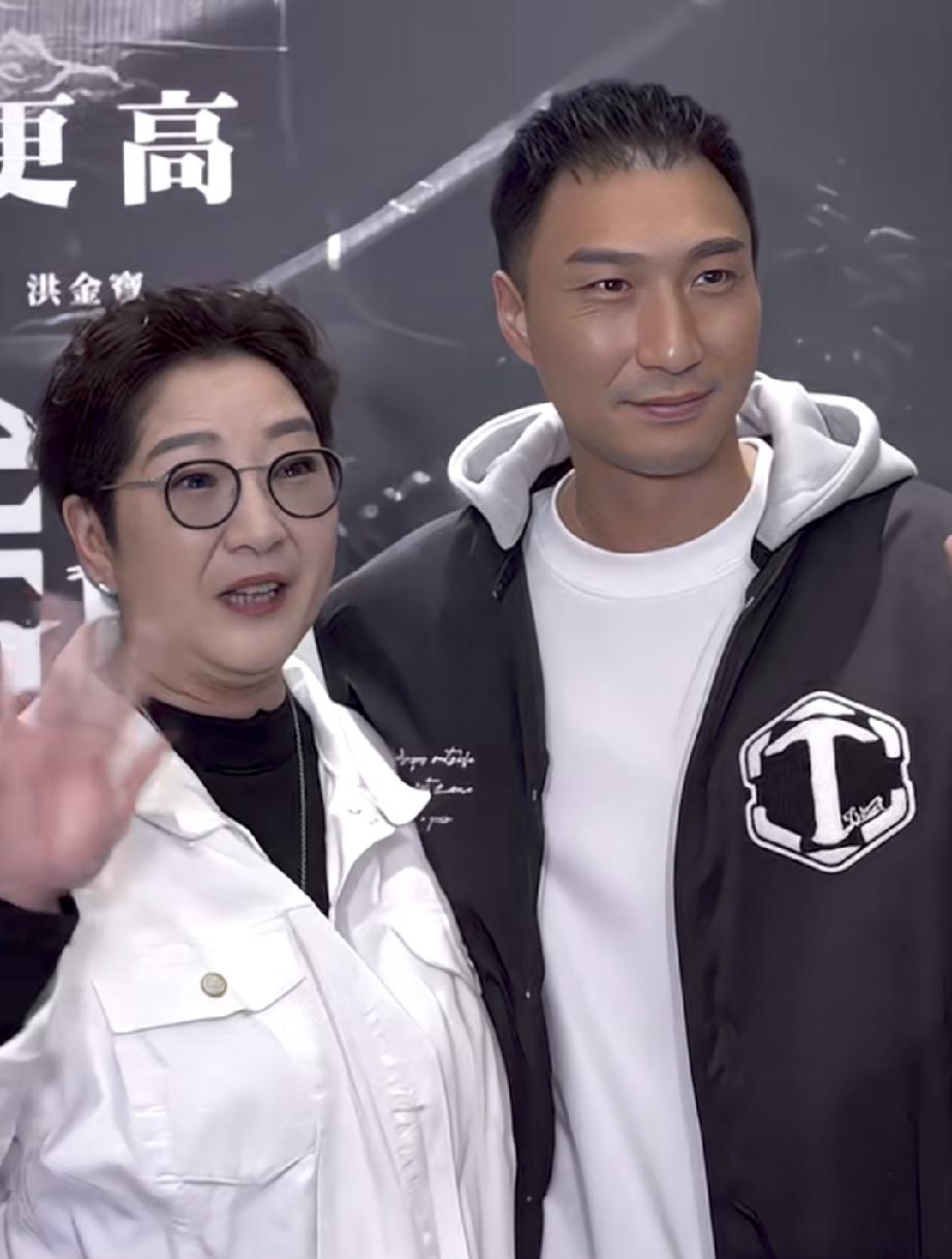 徐少强雪梨儿子都长这么大了徐伟栋也是演员，参演过《扎职》，还有一些不太出名的