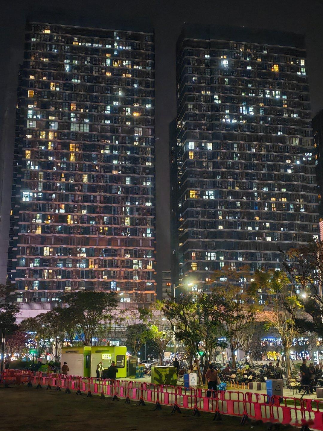 龙光玖钻，楼下这家老友粉很火爆，雕塑有点擦边啊！深圳·龙光・玖钻