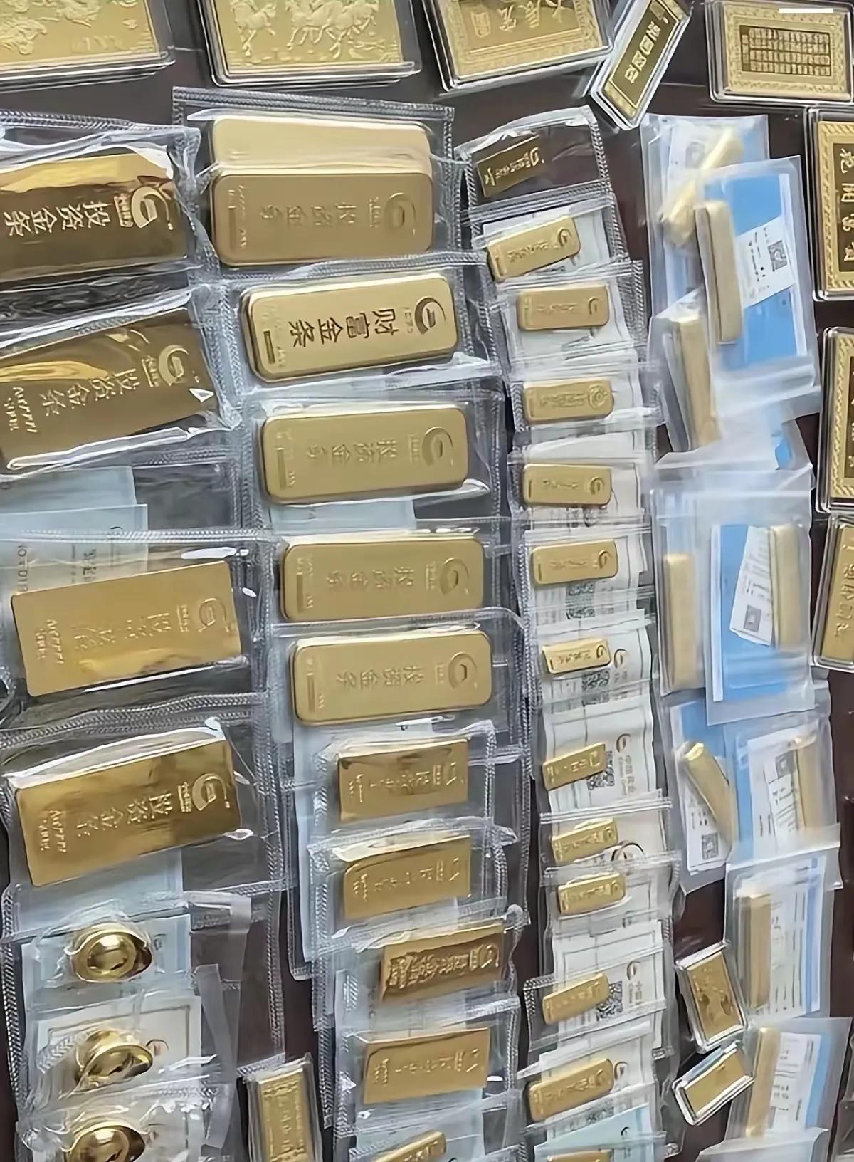 这下好了刚卖出黄金的人，估计要把腿掐红了。前几天眼看着黄金突然大跌，想着赶紧