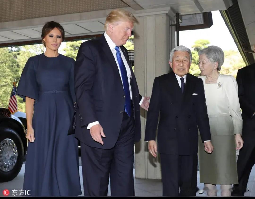 美国总统特朗普高大威猛，日本天皇矮小猥琐。俩人往一起站，妥妥的老爷会见管家。国