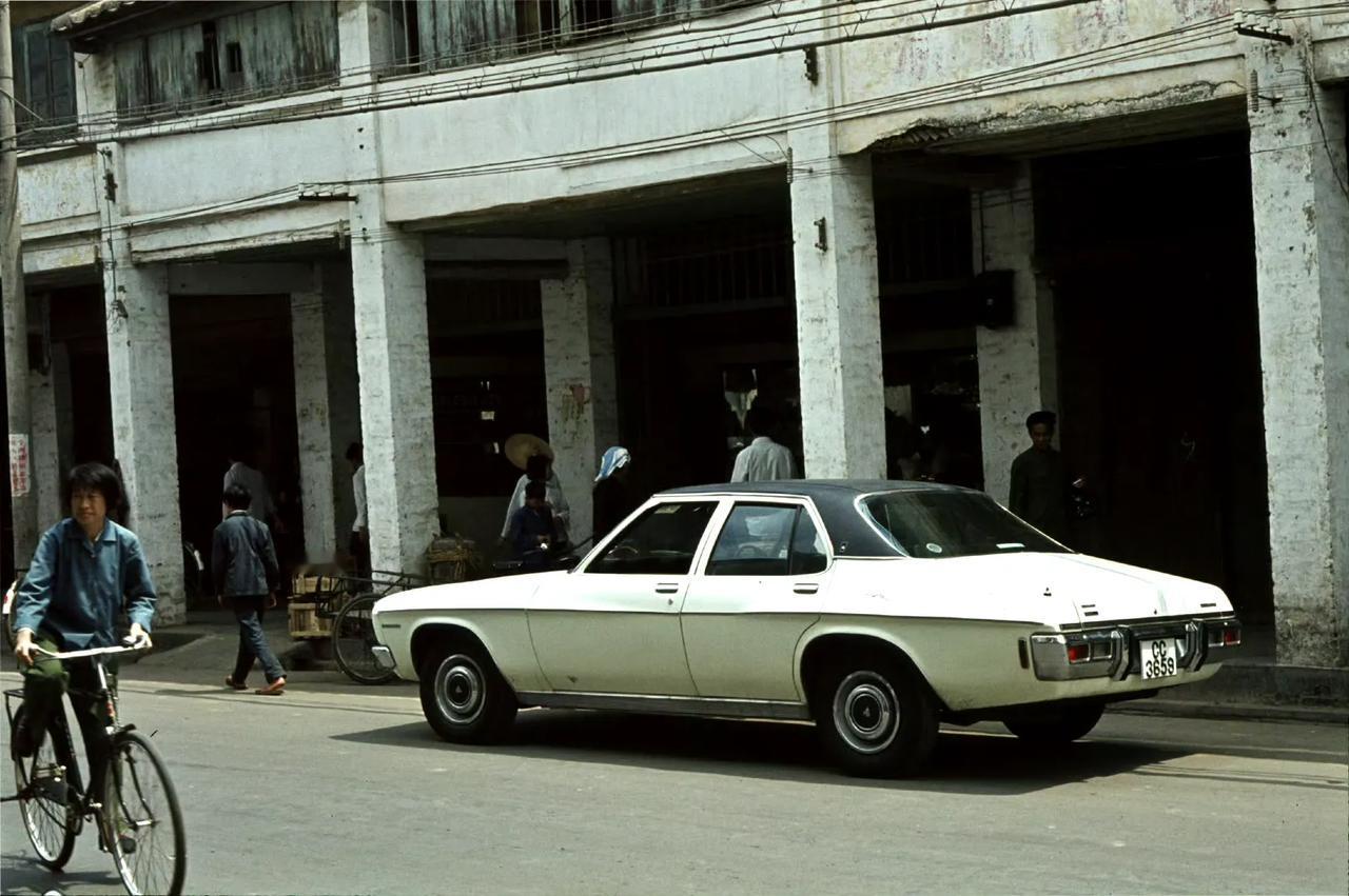 街边的汽车，深圳，1980年4月摄。好像是香港来的。​​​