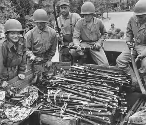 日本鬼子的军刀都到哪里去了？看看这些堆积如山的军刀老照片，已经告诉我们答案了，日