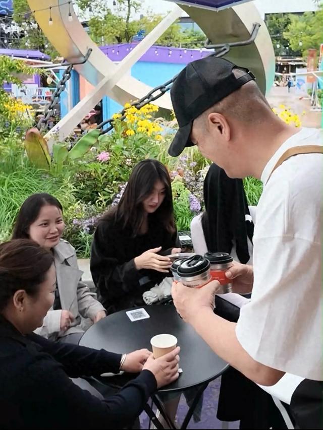 李亚鹏咖啡店开业，家人集体赶来捧场说起李亚鹏，早年是家喻户晓的实力派演员，