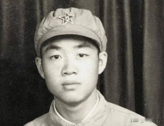 1951年，一个15岁新兵擦大炮，埋头看瞄准镜，谁料突然瞅见，敌人阵地上出现一奇