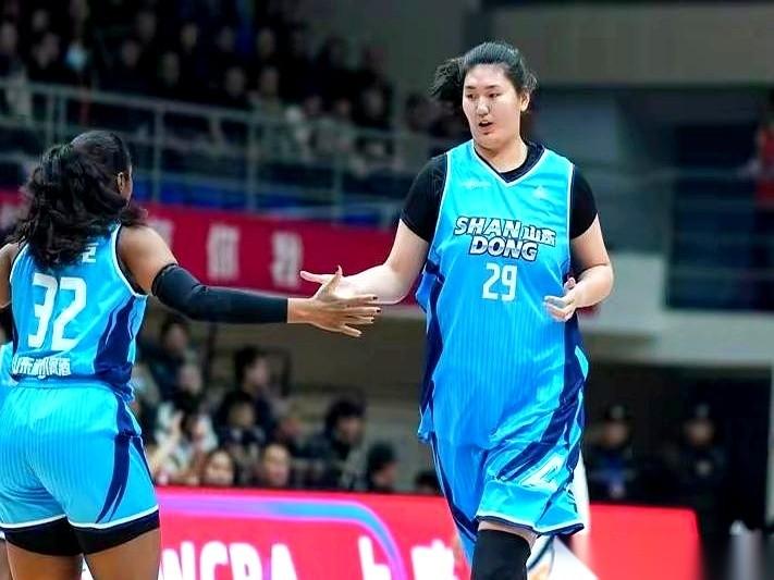 万众期待的“女篮核武器”张子宇，第二场职业赛，替补上场12分钟。结果，她在场上