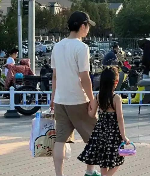 董子健成宠女狂魔！离婚后父爱爆棚，细节太暖董子健离婚后，大福归他抚养。爷俩同