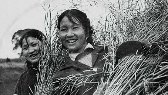 1958年，原空军政委萧华回乡探亲，请当地政府寻找失散多年的亲妹妹。妹妹被找到后