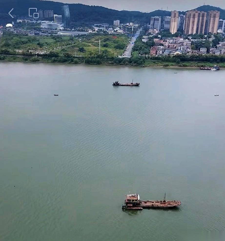 长沙南城的早高峰，湘府路大桥上的汽车尾灯再次连成了一眼望不到头的红海。被堵在桥