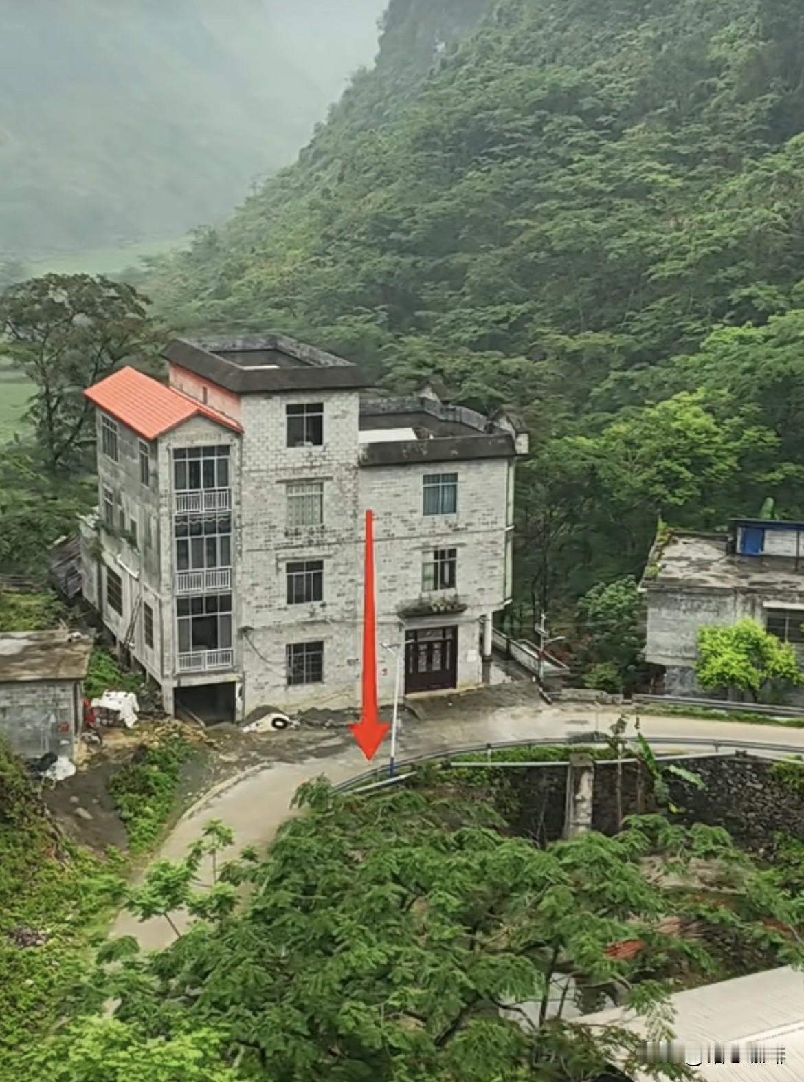 由于房子🏠建在大马路边上，父亲说不要开这个侧门，儿子却坚决要开这个侧门🚪