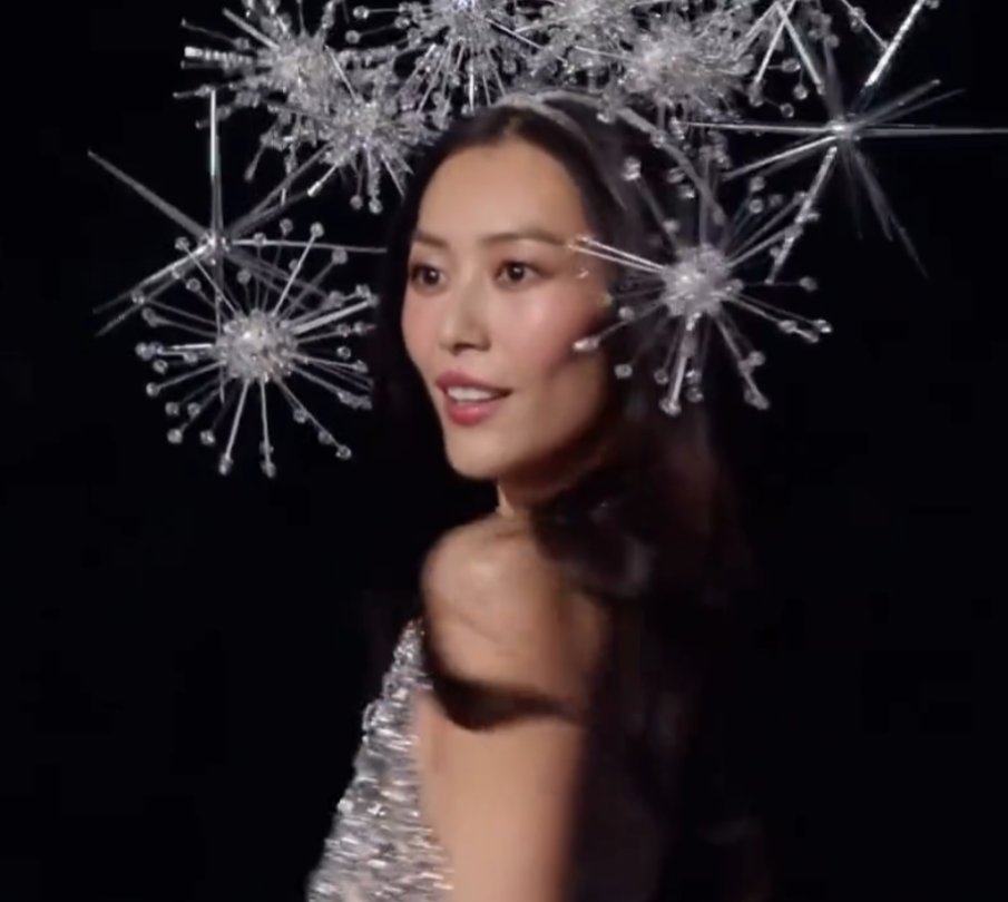 刘雯真的是太瘦了！2025年维密这套重达30斤的亮片裤装，穿在她的身上都替她累