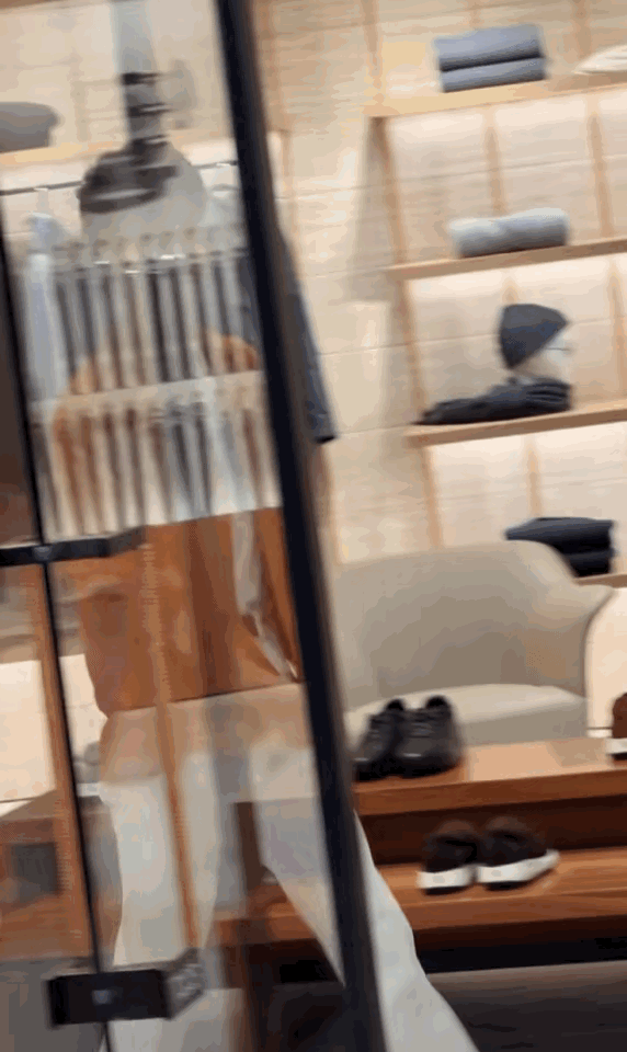 肖战这是吃了什么“神仙药”啊？今天在澳门参加剪彩活动，一出场就引起粉丝尖叫。颜值